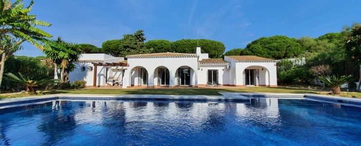 Preciosa villa andaluza con gran jardín muy cerca de la playa