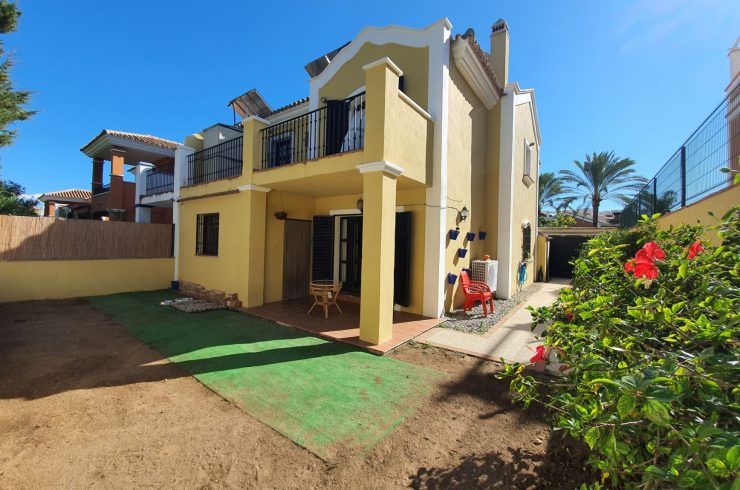 Preciosa casa de esquina en Urbanización Villas y Golf