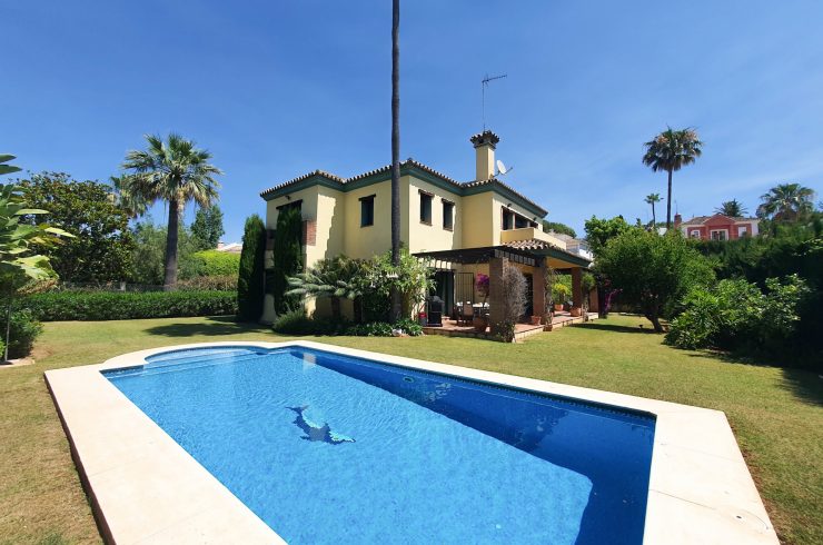 Andalusian Villa with a large mature and private garden close to Puerto Banús