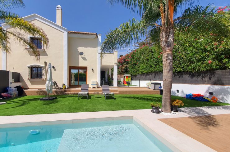 Semidetached house with private pool in Guadalmina Alta