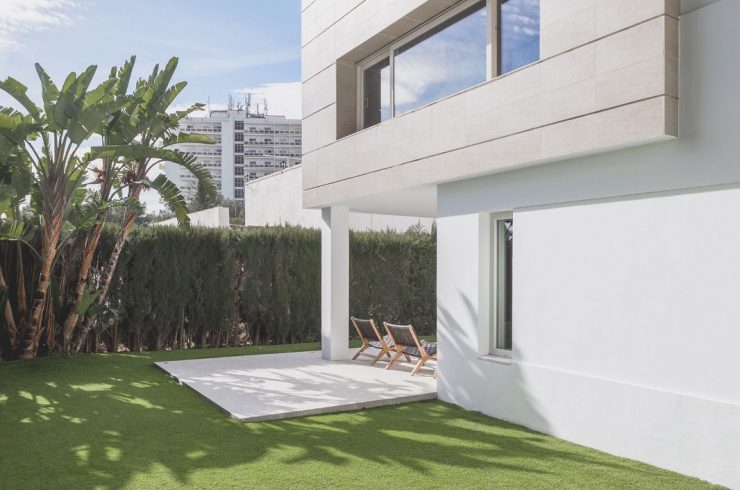 Preciosa villa en Nueva Andalucía de diseño actual a un precio asequible
